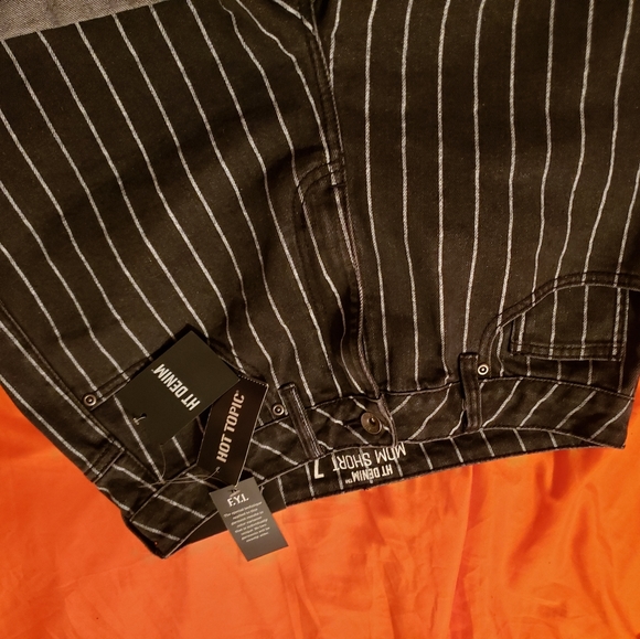 Women Chorts - Picture 13 of 16